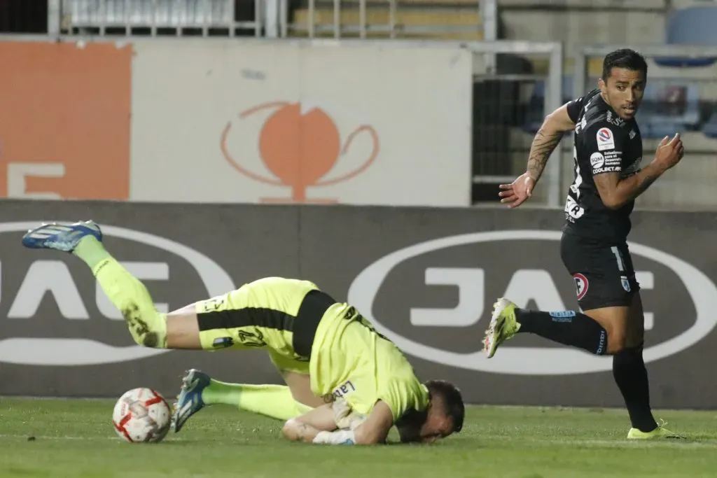 Edson Puch y Nicolás Peranic en el partido que Deportes Iquique le ganó con mucha contundencia a O’Higgins por 3-0. (Jorge Loyola/Photosport).