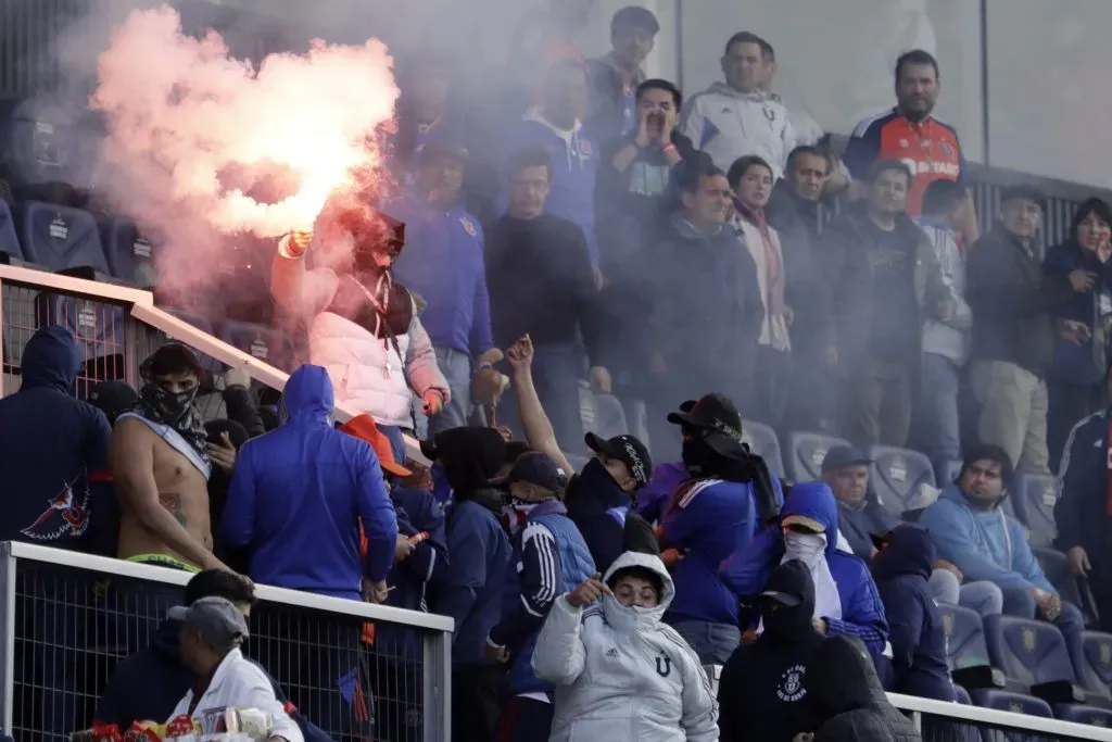 Universidad de Chile tuvo que jugar cuatro partidos sin hinchas por estos incidentes. | Foto: Photosport.