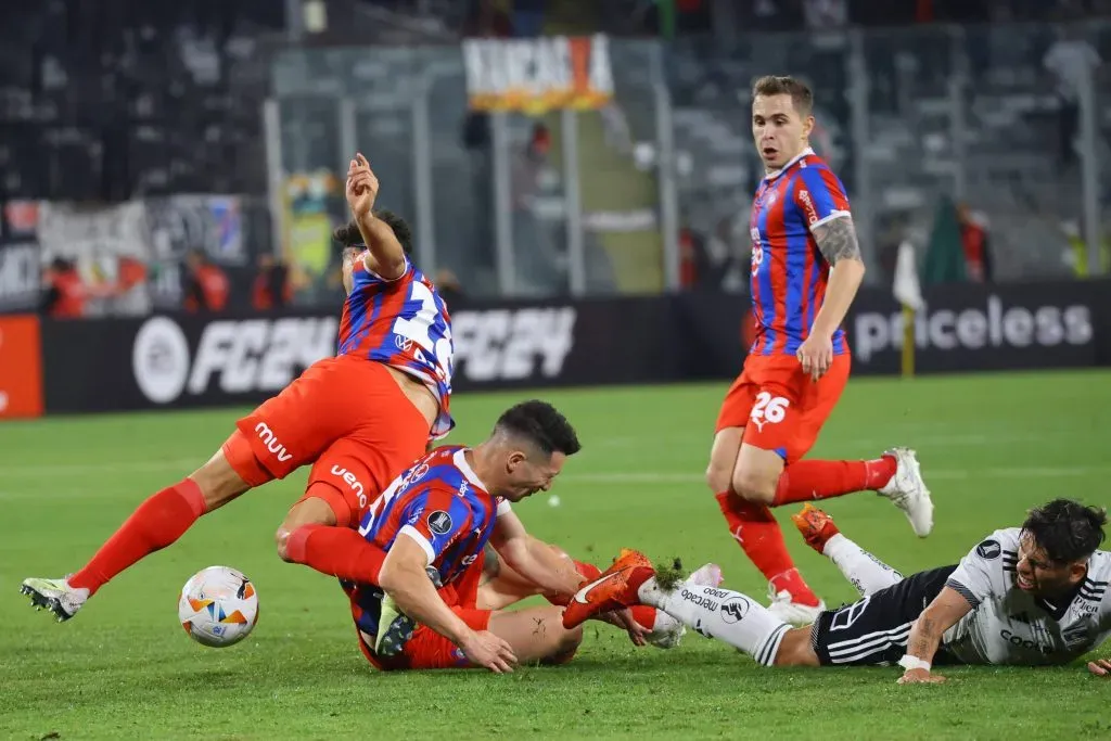 Valdez tuvo que salir por grave lesión en su rodilla derecha.