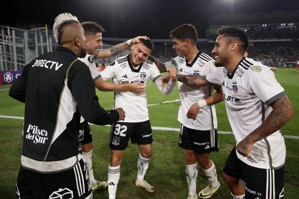 Cepeda es felicitado tras el zurdazo con el que Colo Colo le ganó a Cerro Porteño