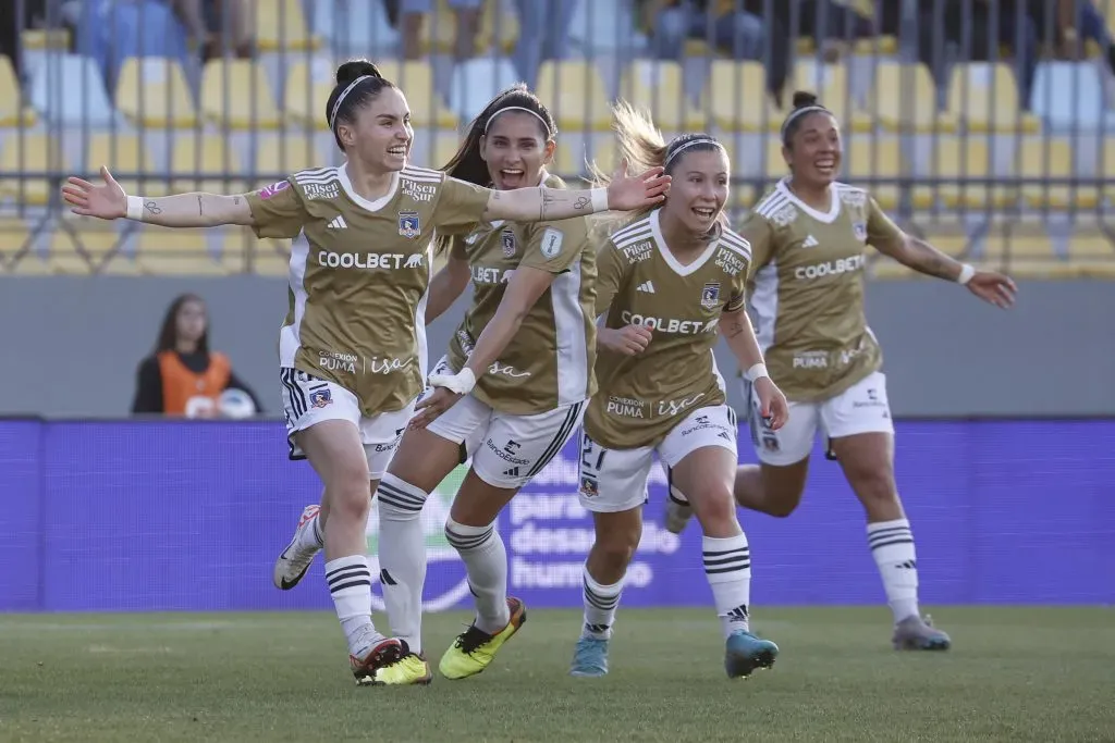 El plantel femenino ya ha usado la camiseta dorada | Photosport