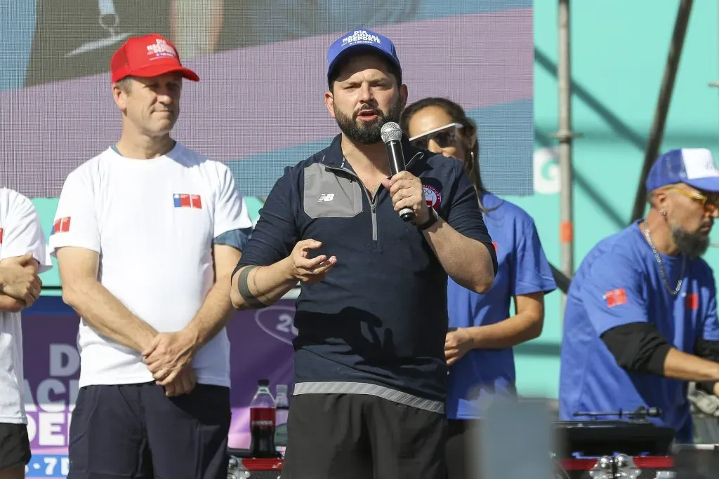 El Presidente Gabriel Boric, durante la visita al Parque Estadio Nacional durante el Día Nacional del Deporte. Sebastian Nanco/Aton Chile