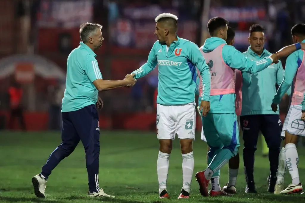 Gustavo Álvarez felicita a Leandro Fernández por la victoria azul. (Jonnathan Oyarzun/Photosport).