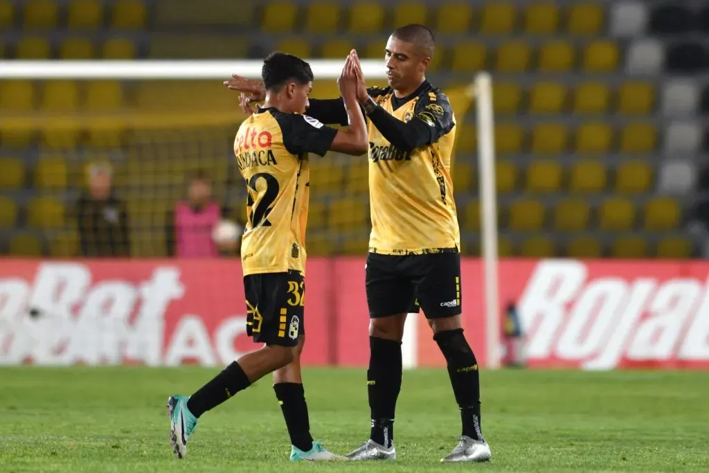 Martín Mundaca recibe las felicitaciones de Dylan Glaby tras su primer gol en Coquimbo Unido. (Alejandro Pizarro Ubilla/Photosport).