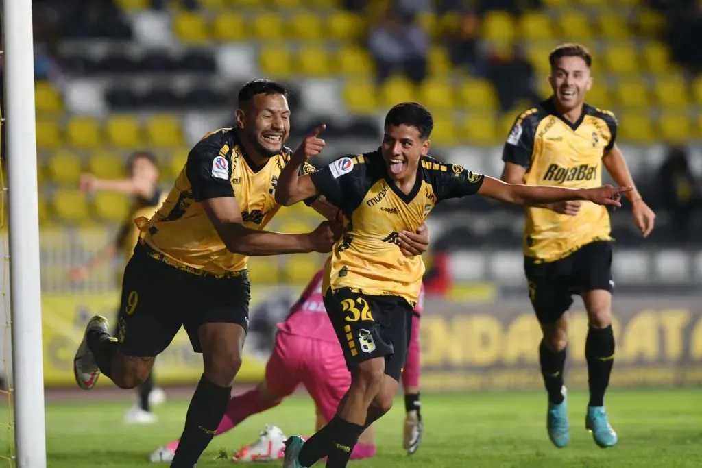 Andrés Chávez agarra al feliz Martín Mundaca después de su segundo gol ante Cobreloa. (Alejandro Pizarro Ubilla/Photosport).