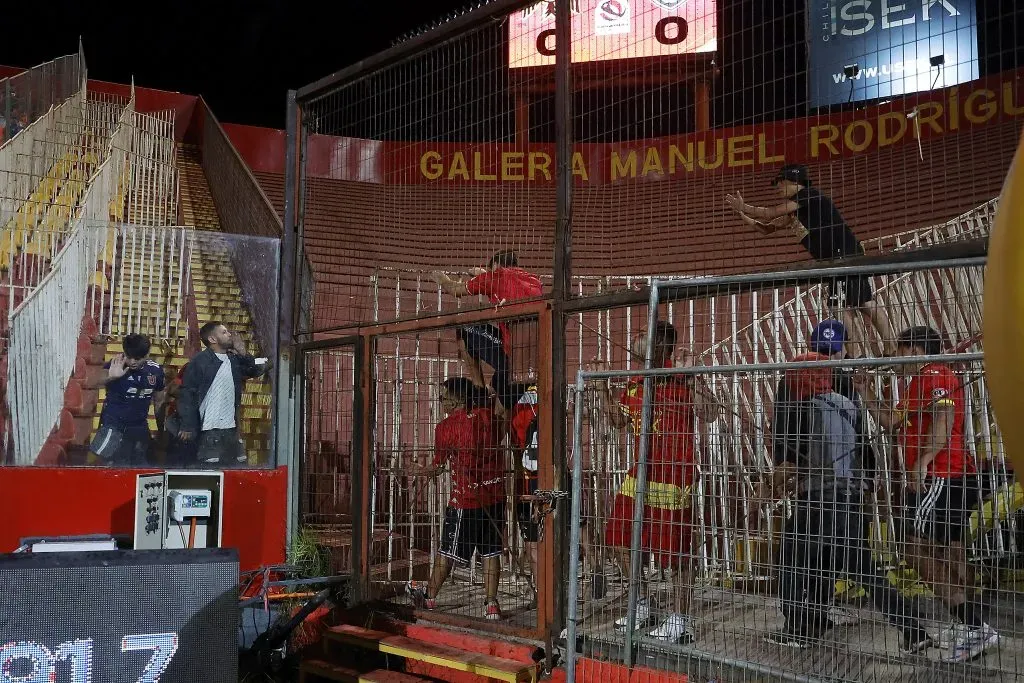 Hubo intercambios de aves entre los hinchas en Santa Laura. Foto: Pepe Alvujar/Photosport