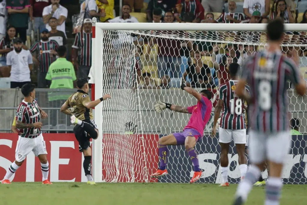 Aseguran que en el segundo gol pudo salir de su área. Foto: Pier Giorgio/Photosport