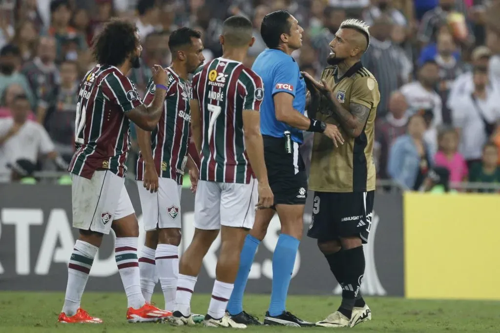Vidal tuvo un duelo especial con el árbitro Jesús Valenzuela en el Colo Colo vs Fluminense. | Foto: Photosport.