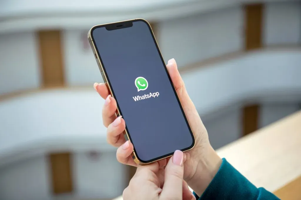 January 5, 2024: Las actualizaciones regulares del programa WhatsApp hacen que, con el paso de los aoÂos, ese programa deje de trabajar en celulares con sistemas operativos para los cuales ya no existen nuevas versiones. FotografoÂa: – ZUMAla2_ 20240105_zaa_la2_003 Copyright: xLaxNacionx