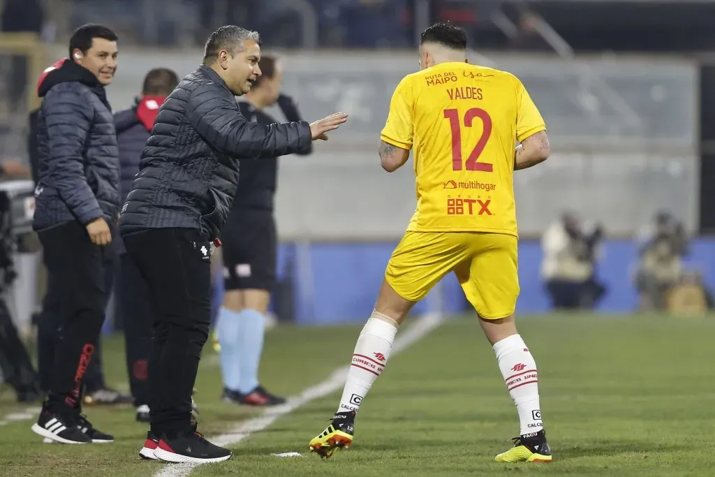 Damián Muñoz le da indicaciones a Fabián Cerda, hoy portero de Deportes Antofagasta. (Marcelo Hernandez/Photosport).