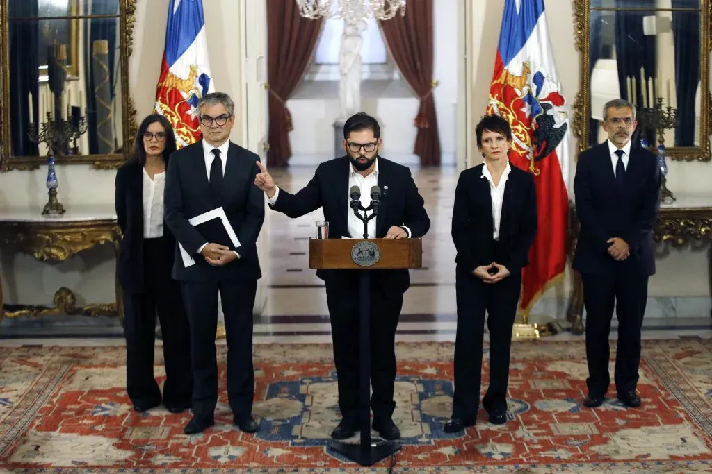 Santiago, 6 de abril de 2023.
Presidente de la Republica Gabriel Boric realiza una declaracion en el Palacio de la moneda luego de asistir al responso del carabinero asesinado el dia de ayer.
Dragomir Yankovic/Aton Chile