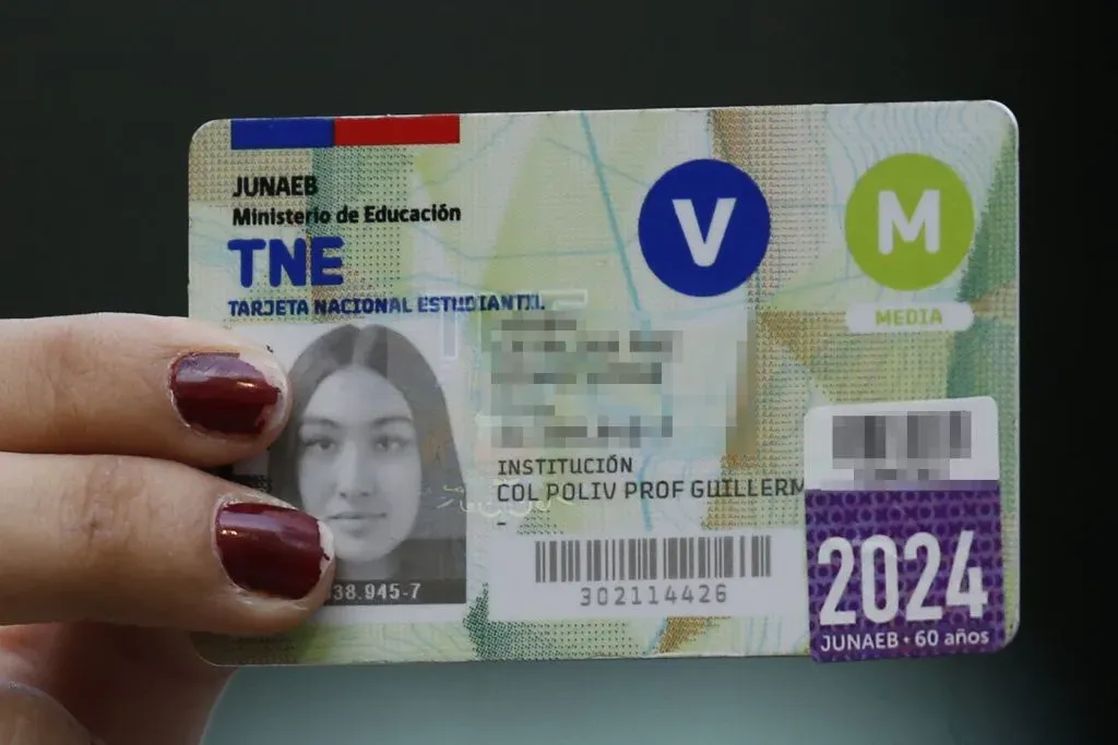 sSantiago 10 de abril 2024. Se realiza el primer llamado a los mas de un millon de estudiantes de todos los niveles para revalidar su Tarjeta Nacional Estudiantil (TNE) de manera oportuna.    Dragomir Yankovic/Aton Chile