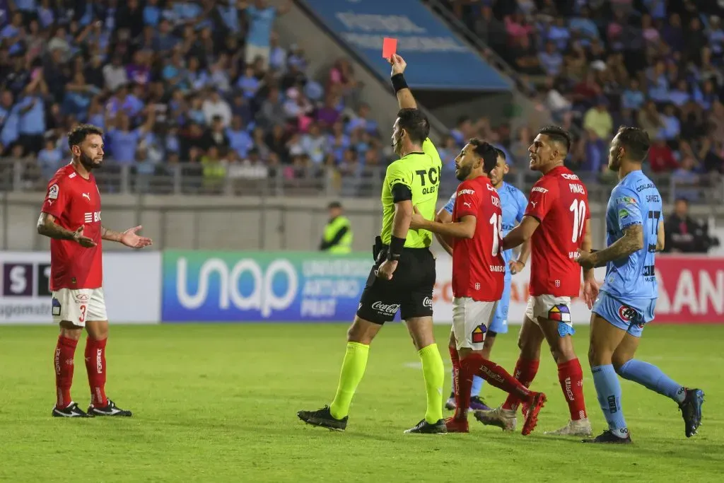 Eugenio Mena fue expulsado en el Iquique. (Johan Berna/Photosport).