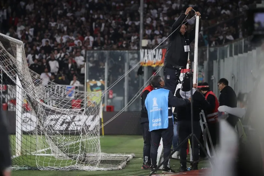 Impresentable postal: la ambulancia no puede ingresar de urgencia en el estadio Monumental… ¡hay que sacar la red del arco!