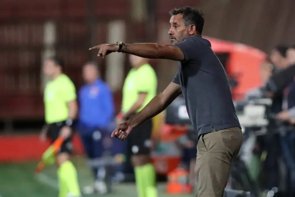 Miguel Ponce da indicaciones ante U. de Chile. (Jonnathan Oyarzun/Photosport).