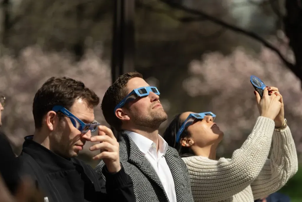 Es importante ocupar los lentes adecuados para no dañar la vista. Foto: Imago