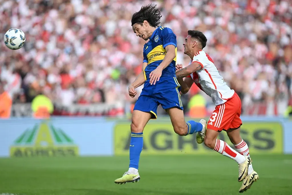 El cabezazo de Cavani que terminó en gol de Boca. (Luciano Bisbal/Getty Images).