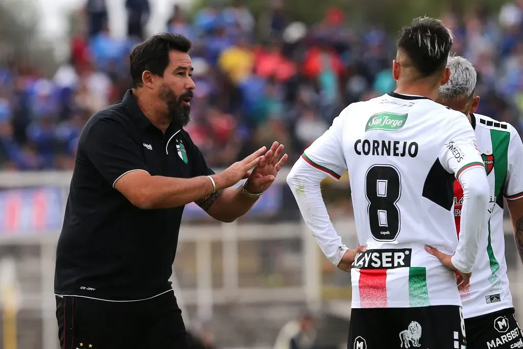 La denuncia apunta al cuerpo técnico de Pablo Vitamina Sánchez. Foto: Javier Salvo/Photosport