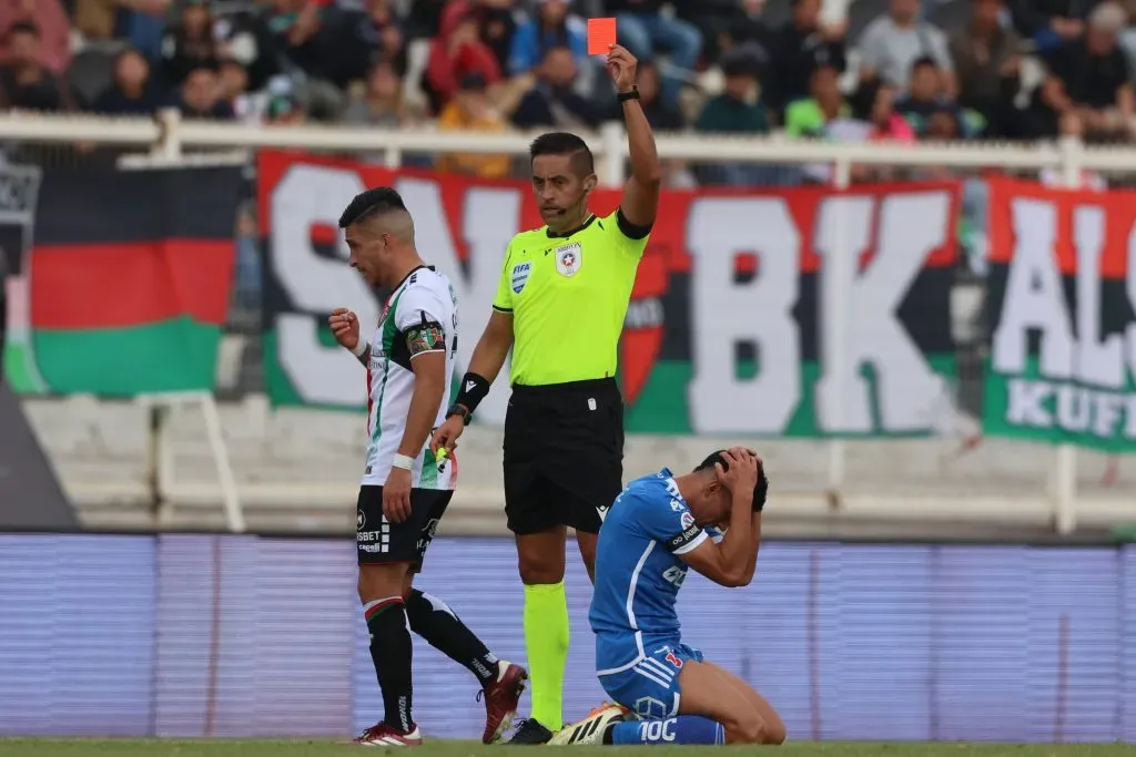 Francisco Gilabert le muestra la tarjeta roja al jugador de la U. Foto: Dragomir Yankovic/Photosport