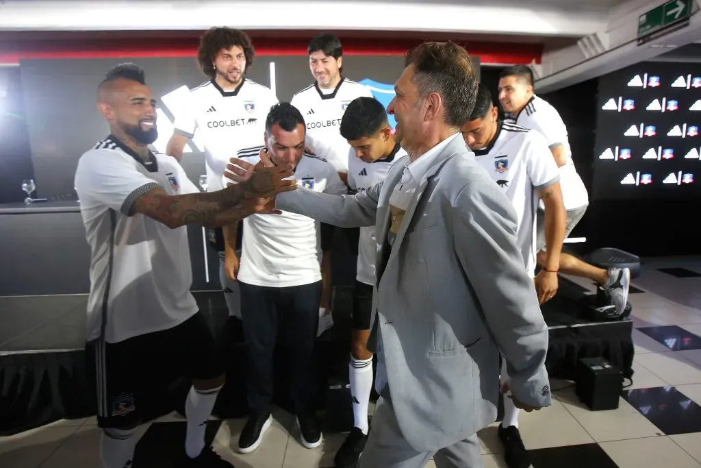 Mosa junto a Vidal en la presentación de la camiseta de Colo Colo