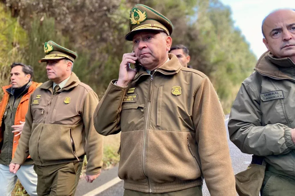 Canete, 27 de abril de 2024
El General de Carabineros Ricardo Yanez asiste al lugar del asesinato de tres carabineros en Canete.
Carabineros via Aton Chile