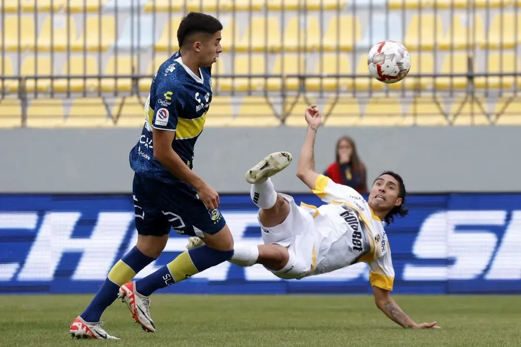 La tremenda pirueta de Luciano Cabral ante Everton | Photosport