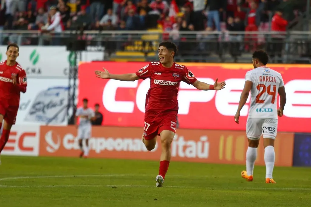 La celebración de Flavio Moya por su primer gol en el fútbol profesional. (Mauricio Ulloa/Photosport).