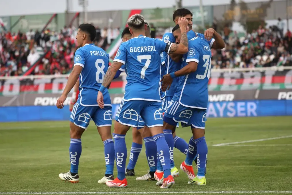 La U celebra su buena campaña en este torneo (Photosport)