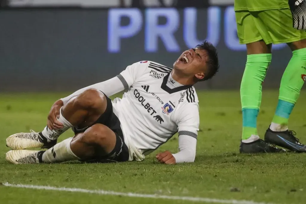 Damián Pizarro quedó con mucho dolor tras un choque con el portero Matías Ibáñez. (Jonnathan Oyarzun/Photosport).