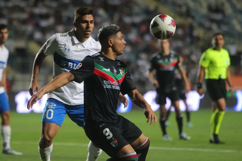 Maxi Salas aguanta la marca de César Pinares en un partido entre la UC y Palestino. (Jorge Loyola/Photosport).