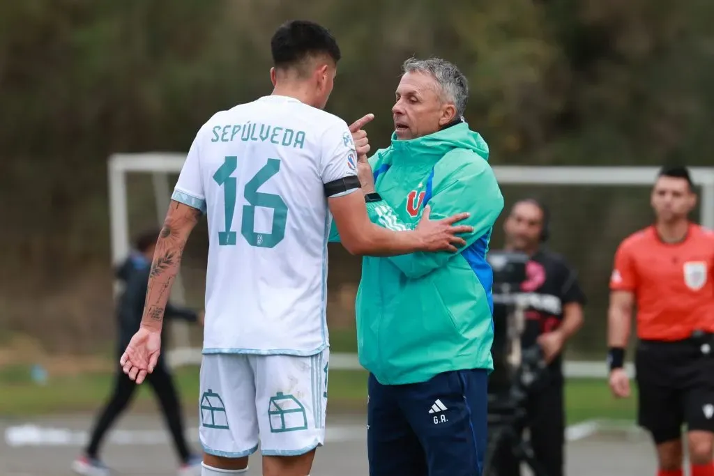 En la U destacan la cercanía de Gustavo Álvarez con los jugadores. Foto: Eduardo Fortes/Photosport