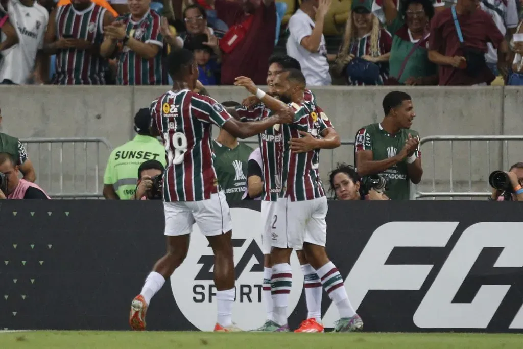 Samuel Xavier celebra junto a Lelé y a Germán Cano el gol del triunfo de Fluminense ante Colo Colo. (Pier Giorgio/Photosport).