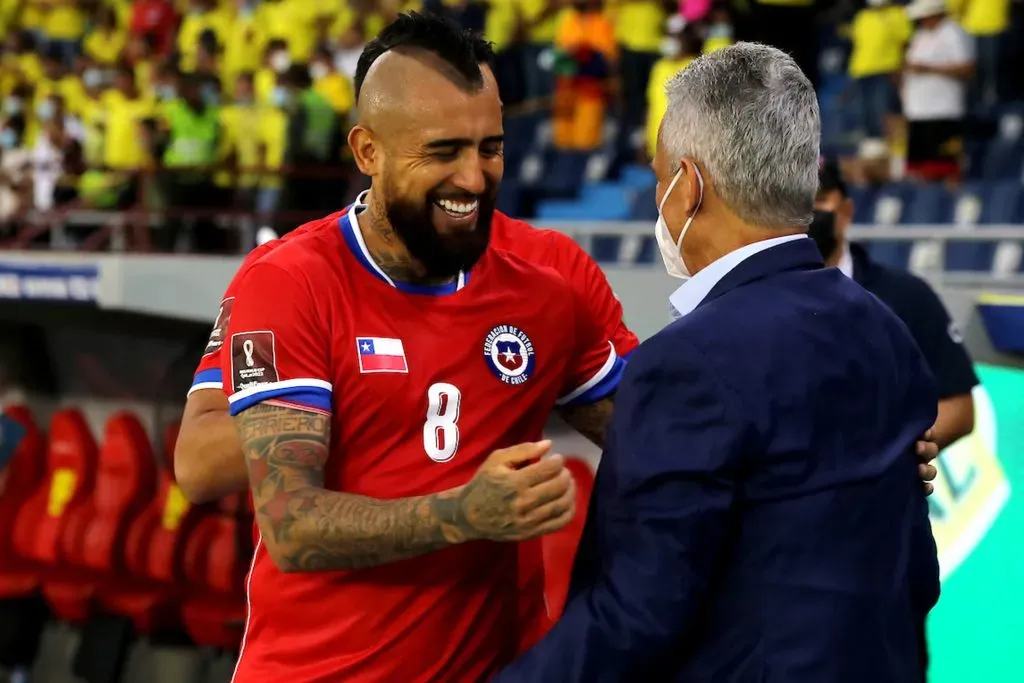 Arturo Vidal saludando a su ex técnico, Reinaldo Rueda | Photosport