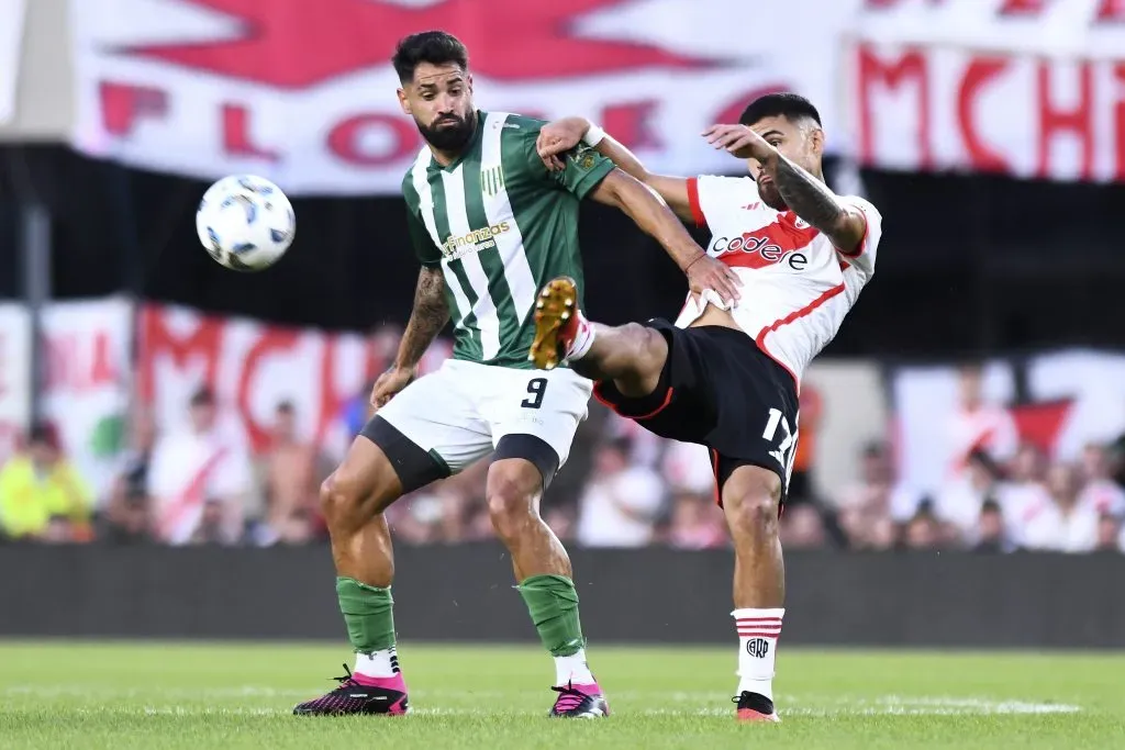 Paulo Díaz anticipa al delantero Milton Giménez de Banfield. (Rodrigo Valle/Getty Images).