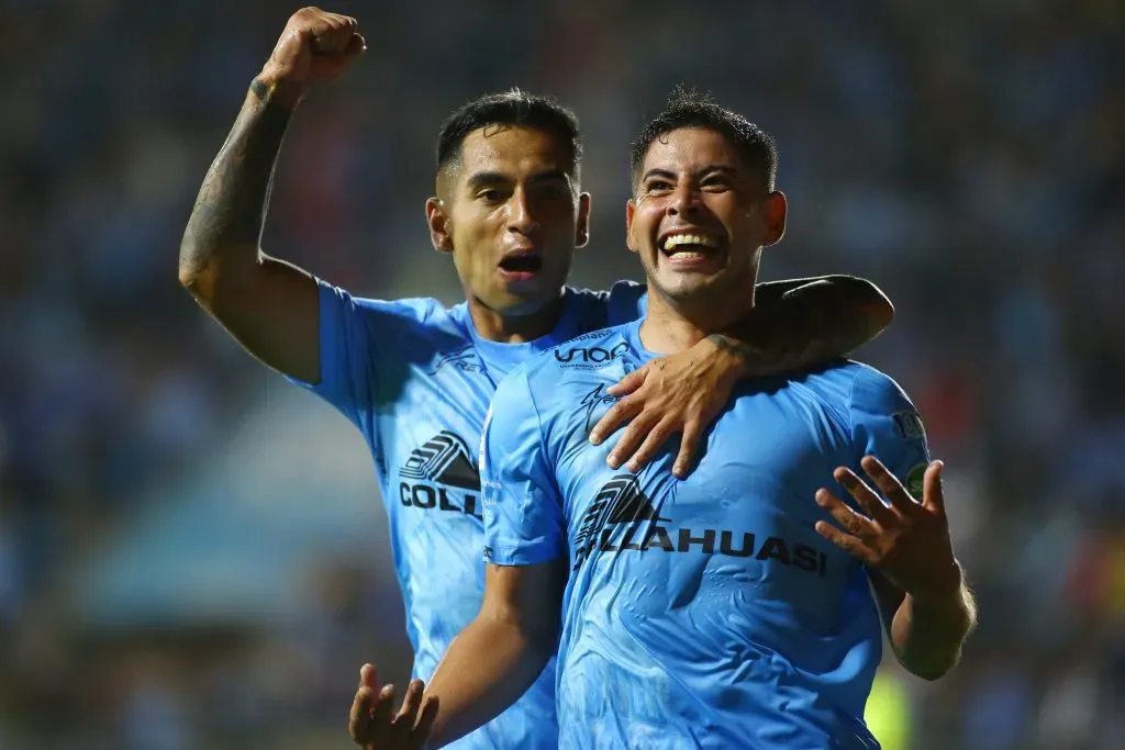 Lázaro Romero (a la derecha) celebra su segundo gol oficial con Deportes Iquique. (Alex Diaz/Photosport).
