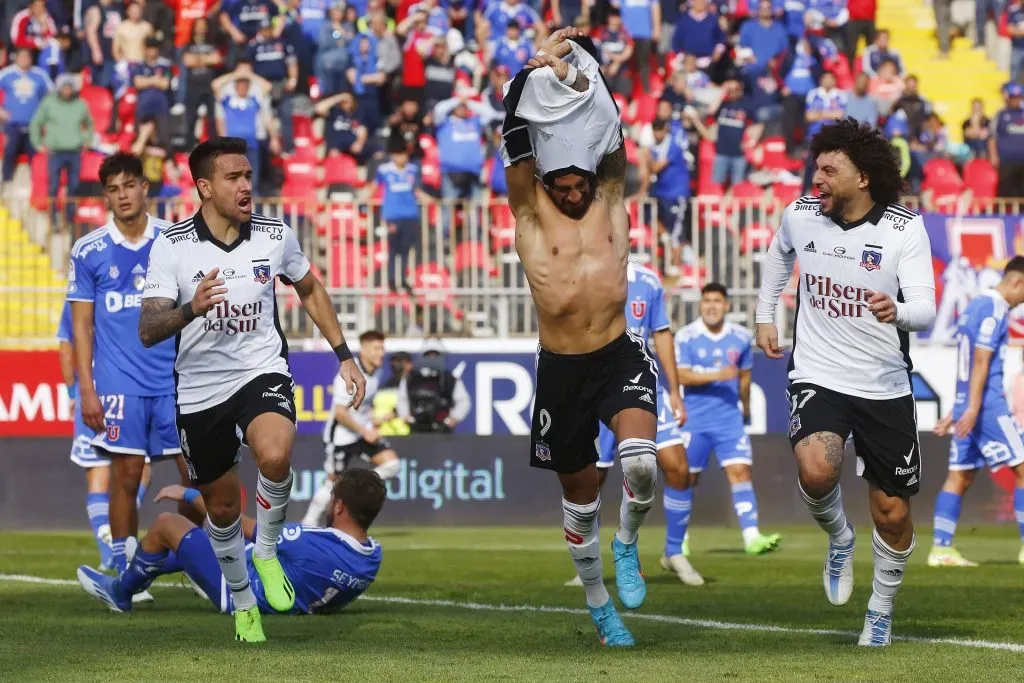 Juan Martín Lucero celebra uno de los dos goles que le anotó a la U en un Superclásico disputado en el Fiscal de Talca. (Jonnathan Oyarzun/Photosport).
