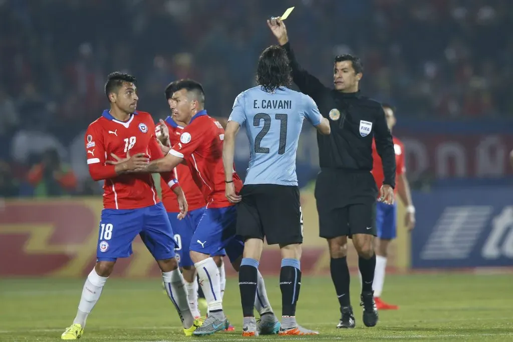 Jara no se arrepiente del dedo a Cavani.