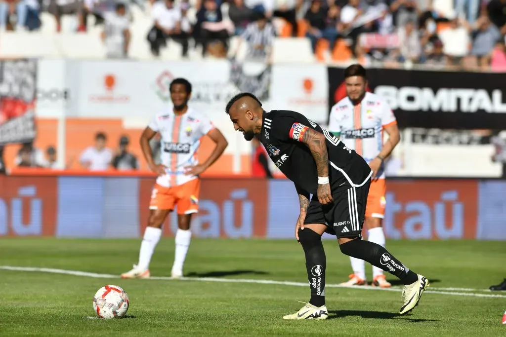 Arturo Vidal marcó de penal contra Cobresal. Tras el empate quedó furioso y arriesga castigo por hacer bolsa al árbitro Nicolás Gamboa.