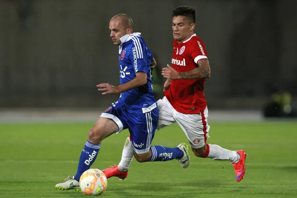 Charles Aránguiz se vuelve a cruzar en los destinos de Universidad de Chile. Foto: Marcelo Hernandez/Photosport