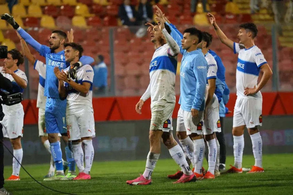 Thomas Gillier festeja la victoria de la UC junto al argentino Lucas Menossi. (Marcelo Hernández/Photosport).