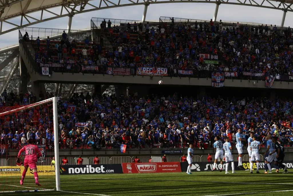 Los hinchas azules vuelven al estadio en La Calera. Foto: Andres Pina/Photosport