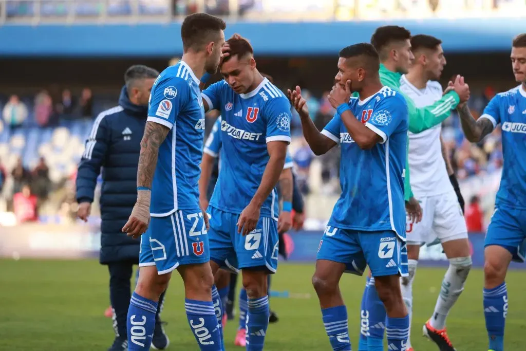 Palacios conversó con varios de sus compañeros una vez finalizó el partido. Foto: Eduardo Fortes/Photosport