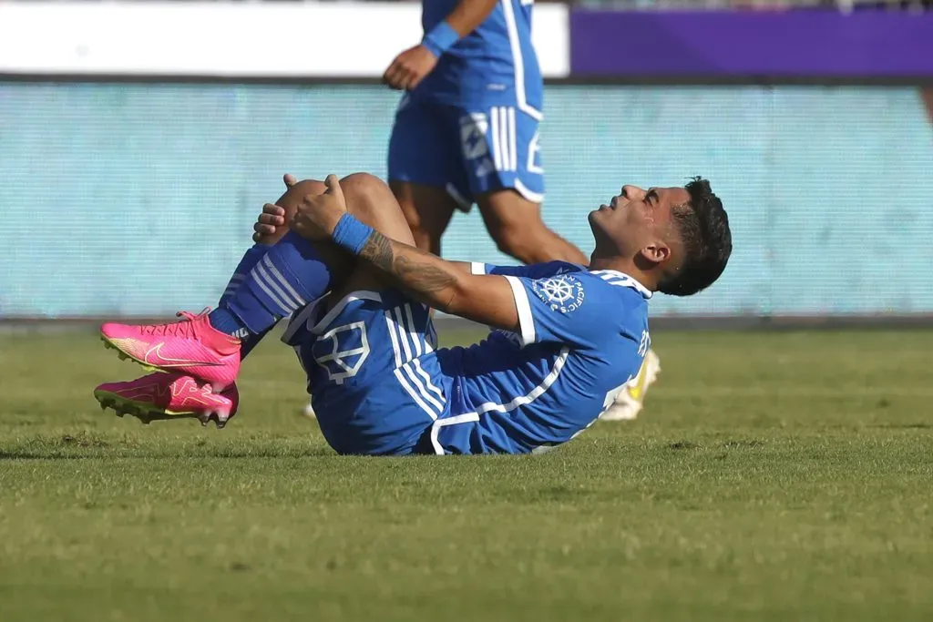 Lucas Assadi en el césped del Estadio Nacional. (Jonnathan Oyarzun/Photosport).