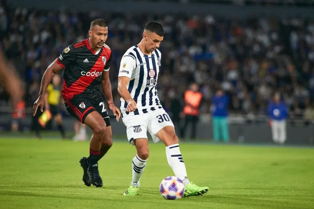 Ulises Ortegoza aguanta la marca de Salomón Rondón en un partido ante River Plate. (Foto: Instagram).