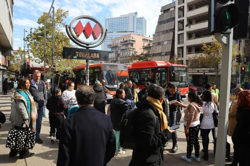 Santiago, 9 Mayo 2024.
Metro de Santiago permanece cerrado entre estaciones Alcantara y Los Dominicos afectando a usuarios que se diirgen a sus trabajos.
Marcelo Hernandez/Aton Chile