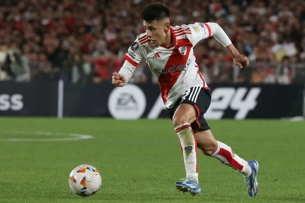 Claudio Echeverri en acción con River Plate. (Daniel Jayo/Getty Images).