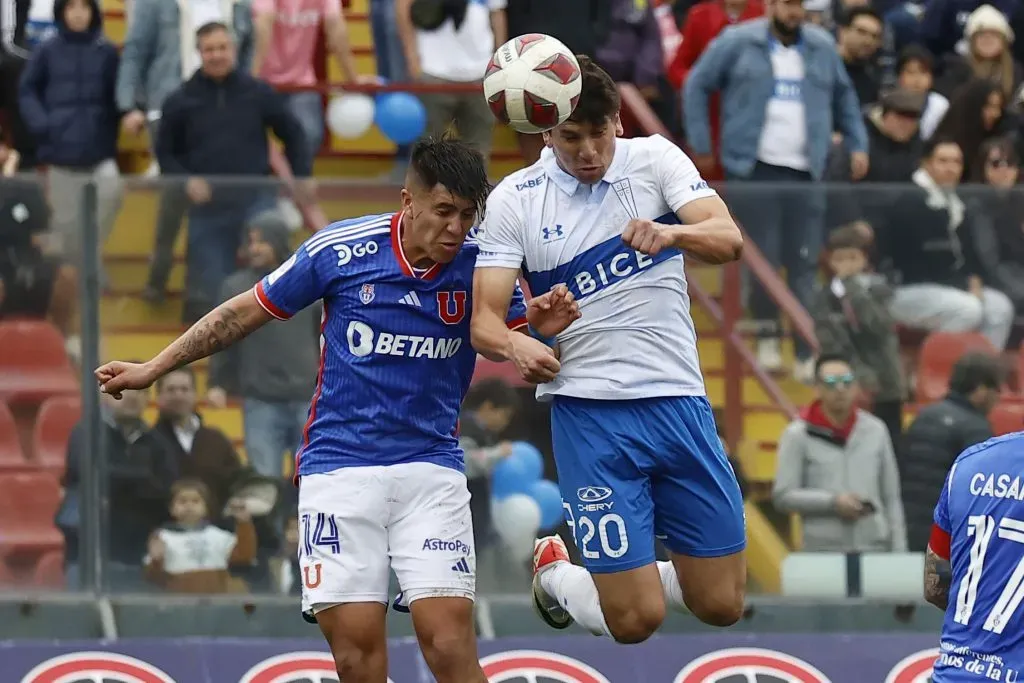 Gonzalo Tapia descontó así en el último Clásico Universitario, que terminó con un triunfo azul. (Dragomir Yankovic/Photosport).