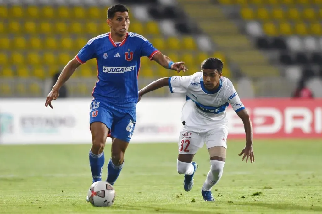 Israel Poblete conduce el balón ante la marca del juvenil venezolano Leenhan Romero. (Alejandro Pizarro Ubilla/Photosport).