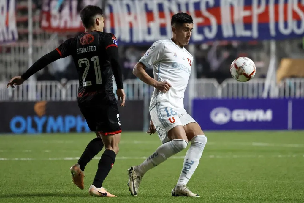 La U tuvo un desorden en los puestos en el primer tiempo ante La Calera. Foto: Andres Pina/Photosport