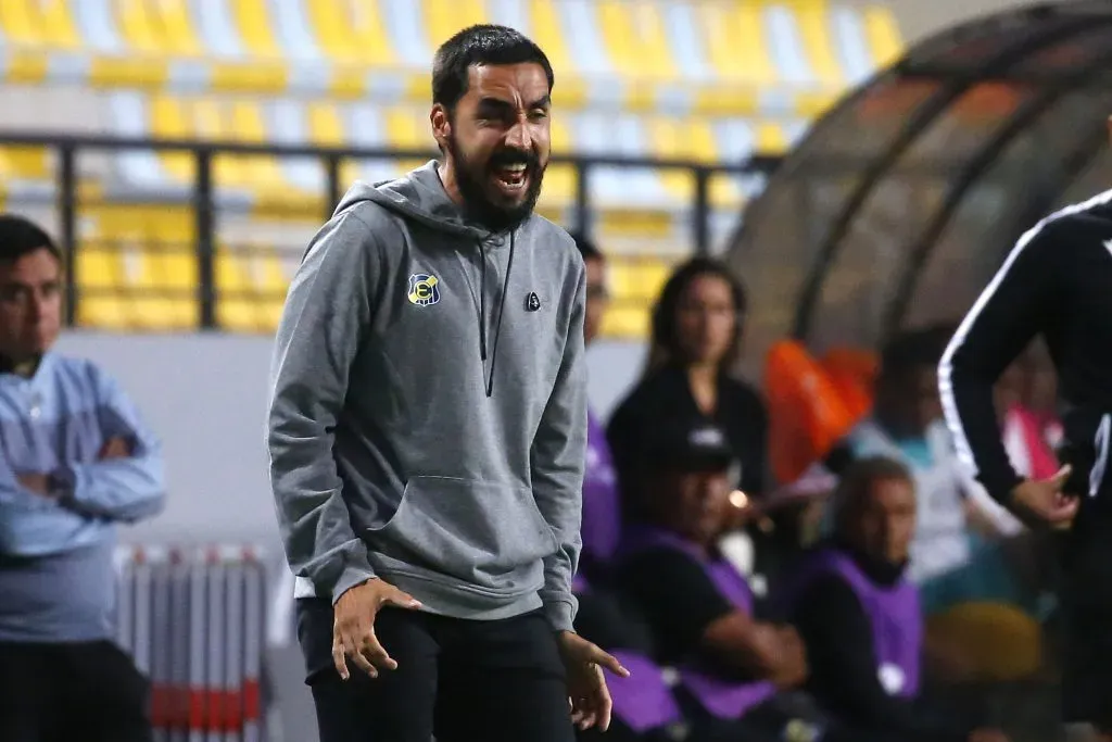 Paqui fue cesado de Everton de Viña del Mar tras caer ante La Calera en la Copa Sudamericana. (Sebastian Cisternas/Photosport).